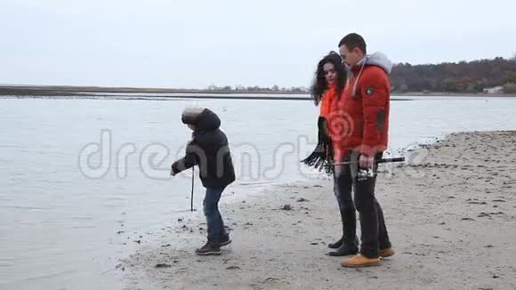 湖上的家人准备钓鱼的用具视频的预览图