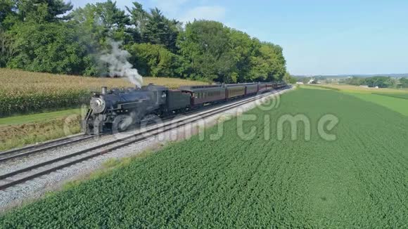 阿米什乡临近蒸汽旅客列车的鸟瞰图视频的预览图