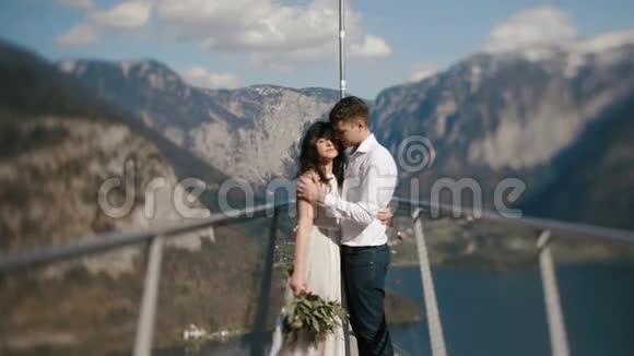 这对拥抱的夫妇在山上乘船旅行时的敏感户外景色视频的预览图