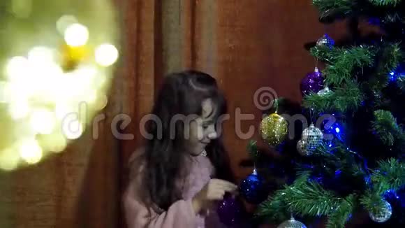 除夕圣诞节孩子们装饰圣诞树视频的预览图