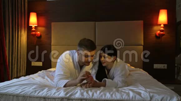 浪漫情侣卧室亲密沟通视频的预览图