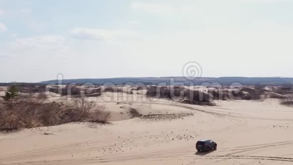 在俄罗斯的一个美丽的沙漠上乘车视频的预览图