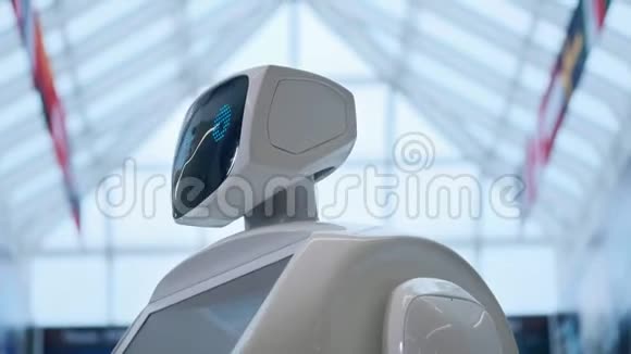 今天的控制系统现代机器人技术机器人的肖像转过头举起双手白色视频的预览图