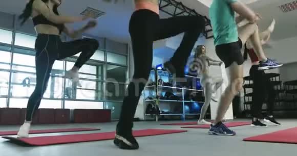 体育女孩和教练一起在健身馆做运动视频的预览图