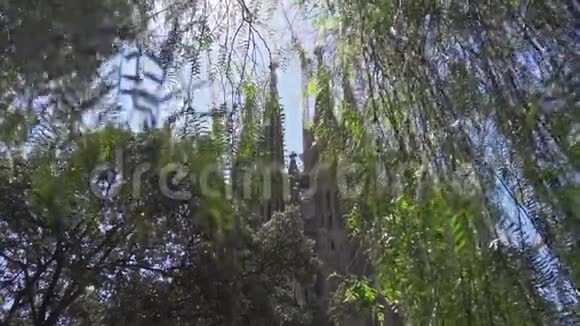 树叶子上的老天主教堂安东尼奥高迪的历史建筑视频的预览图