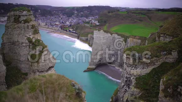 法国白垩悬崖之间的Etretat小镇和空滩景观视频的预览图