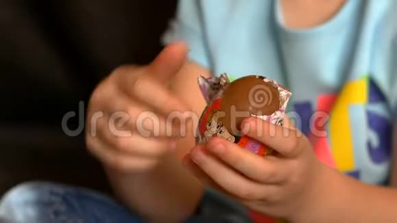 小女孩把巧克力蛋印出来视频的预览图
