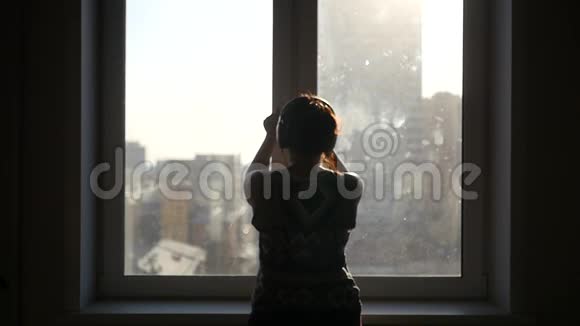 女孩在日落和阳光下打开窗户慢动作1920x1080视频的预览图