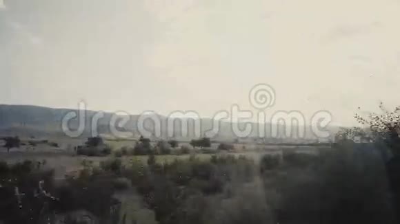 从火车上看到的山景视频的预览图