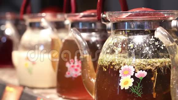 玻璃茶壶与治疗草药茶传统医学实践视频的预览图
