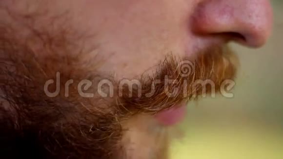 红胡子和男人的脸特写视频的预览图