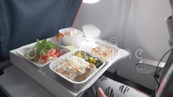 美味多样的晚餐乘坐俄罗斯航空公司的股票录像视频的预览图