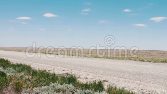 俄罗斯卡尔米基亚共和国草原上一条废弃的道路汽车沿着这条道路行驶视频的预览图