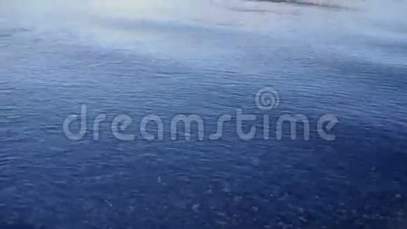 沿着山湖放松的波浪视频的预览图