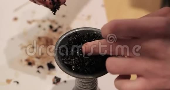 把烟草放在石沙的陶瓷碗里视频的预览图