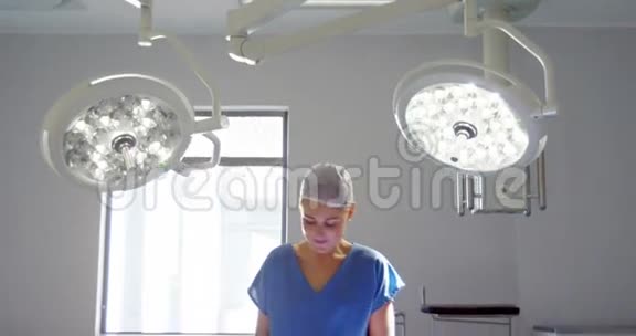 护士在托盘上安排手术工具视频的预览图