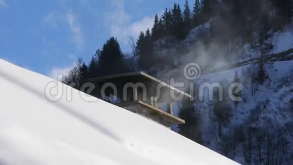 在下雪的屋顶上抽烟视频的预览图