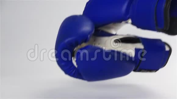 老式深蓝色拳击手套落在白色表面视频的预览图