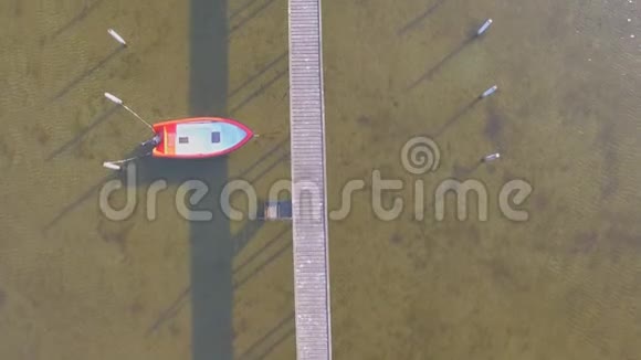 木制码头及附属船只的鸟瞰图视频的预览图