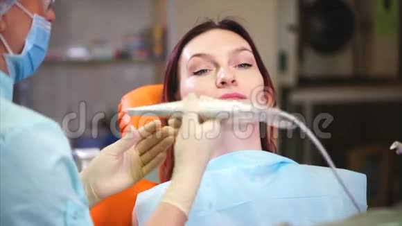 牙科手术女病人和牙医医生考试视频的预览图