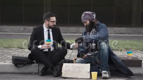 商人和无家可归的人交流视频的预览图