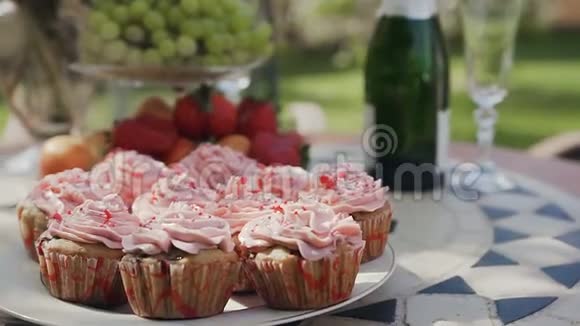 特写镜头粉红色的甜圆蛋糕桌子上有草莓葡萄和橘子快乐的婚礼理念缔约方视频的预览图