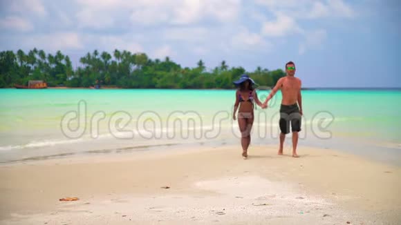 慢动作视频年轻快乐的跨种族夫妇在热带海滩暑假与生活方式理念视频的预览图