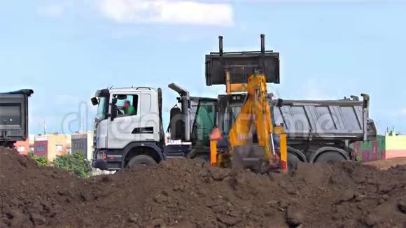 卡车和黄色挖掘机工作平台上的拖拉机时间流逝速度100x视频的预览图