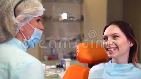 牙科柜内会诊积极的病人和牙医谈话视频的预览图