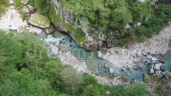 在陡峭的岩石悬崖和山沟底部的德佐溪从ViaMala拍摄这是一条历史路线视频的预览图