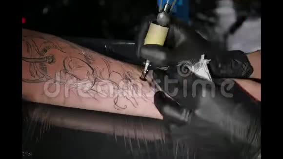 创作中纹身艺术家的镜头时间唇视频的预览图