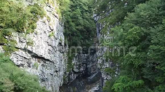 在陡峭的岩石悬崖和山沟底部的德佐溪从ViaMala拍摄这是一条历史路线视频的预览图