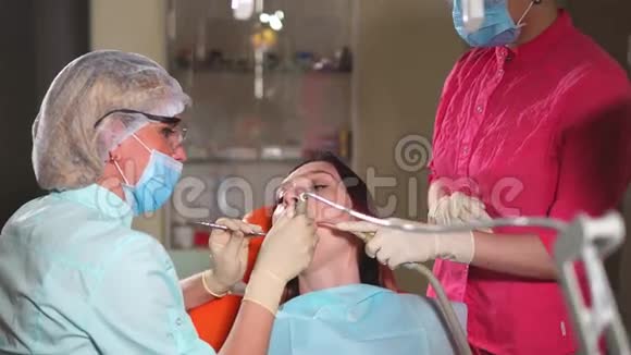 正畸医生治疗一位前来口腔护理的牙科诊所的病人视频的预览图