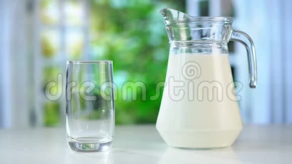 从桌上的罐子里倒入新鲜牛奶视频的预览图
