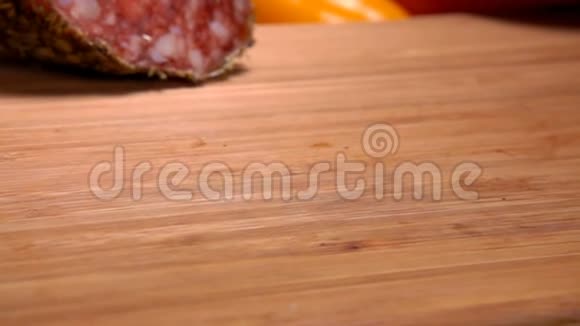 熏香肠的切片掉在木板上视频的预览图