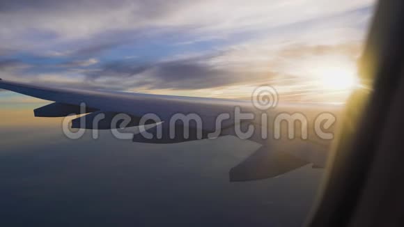 夕阳中的飞机航空旅行和交通客运客机视频的预览图