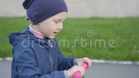 女孩骑滑板车慢动作视频的预览图