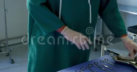 外科医生在托盘上摆放手术工具的画像视频的预览图