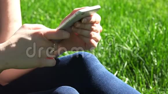 一个人的手指在现代智能手机的显示器上拨号信息视频的预览图