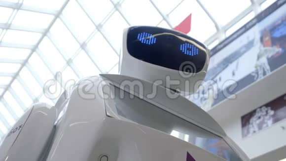 今天的控制系统现代机器人技术机器人的肖像转过头举起双手白色视频的预览图