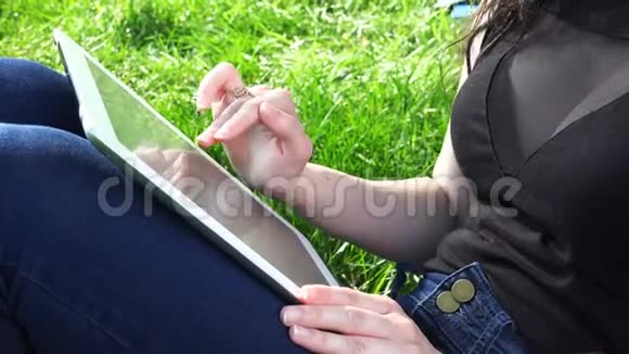 胖女孩在一个电子平板电脑上玩耍她的手指在传感器上视频的预览图