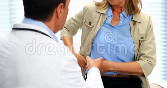病人在咨询医生时胃痛视频的预览图
