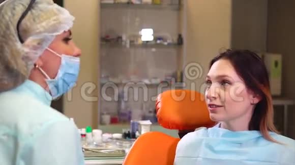 牙科柜内会诊积极的病人和牙医谈话视频的预览图