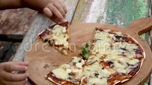 在公园吃披萨的家人视频的预览图