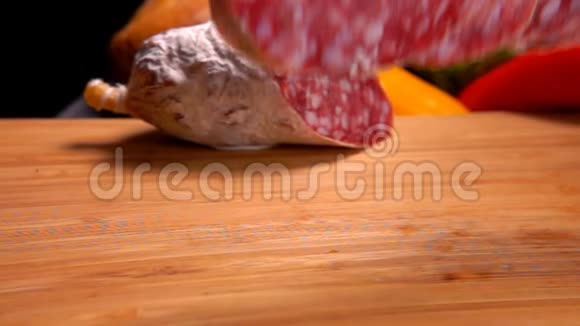 熏香肠的切片掉在木板上视频的预览图