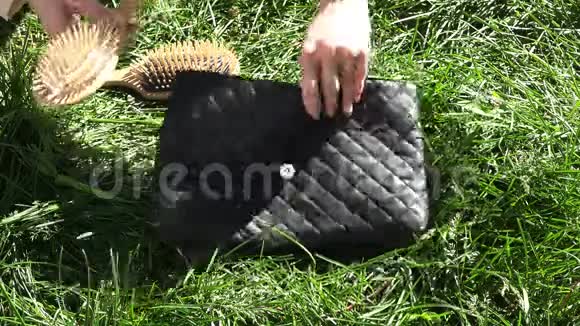 皮革黑色离合器折叠木梳视频的预览图