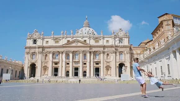 一家人在罗马梵蒂冈圣彼得大教堂玩在欧洲旅行的快乐父亲和小女孩视频的预览图
