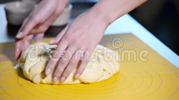 女性手揉面团新鲜面团准备烘烤视频的预览图