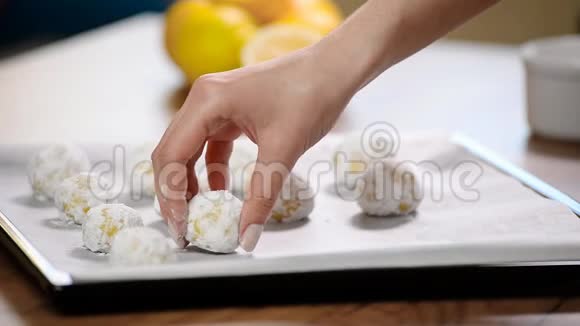 做柠檬饼干把饼干放在烤盘上视频的预览图