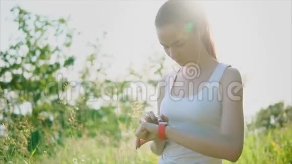 女性尝试新的智能手表外面的自然视频的预览图